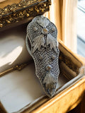 Broche vintage en métal argenté, filigrane feuillage, style ancien bijou rétro
