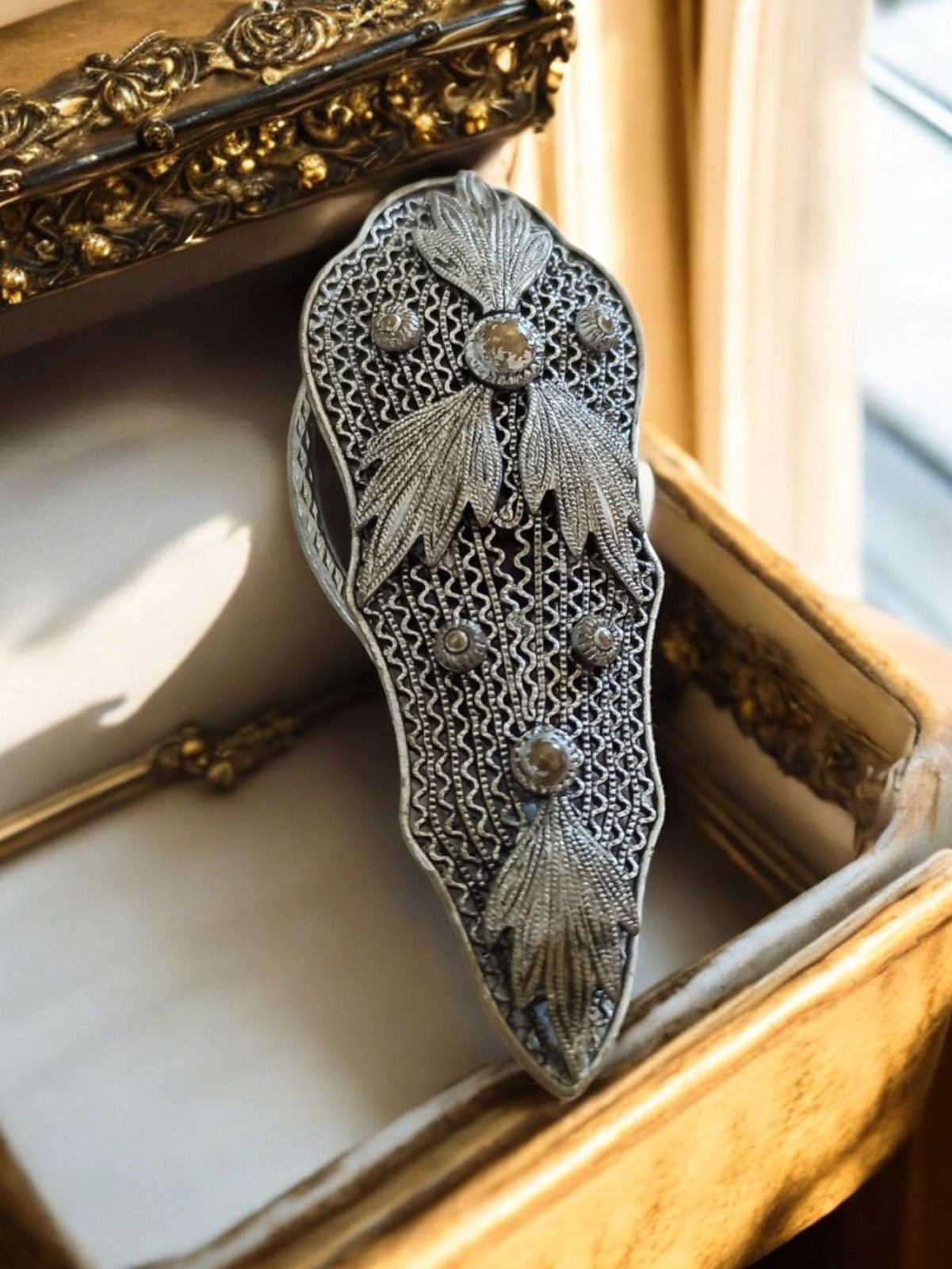 Broche vintage en métal argenté, filigrane feuillage, style ancien bijou rétro