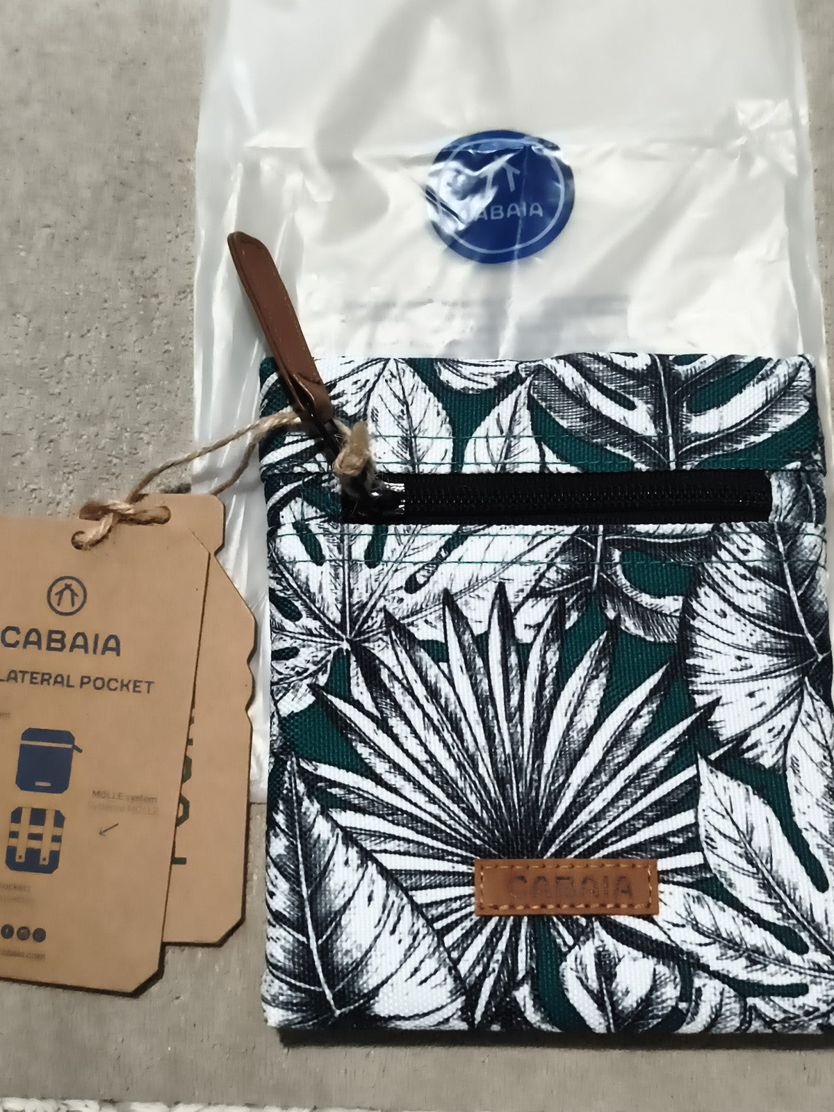 Pochette latérale Cabaia motif feuilles vertes 15 cm, neuve, zip avant