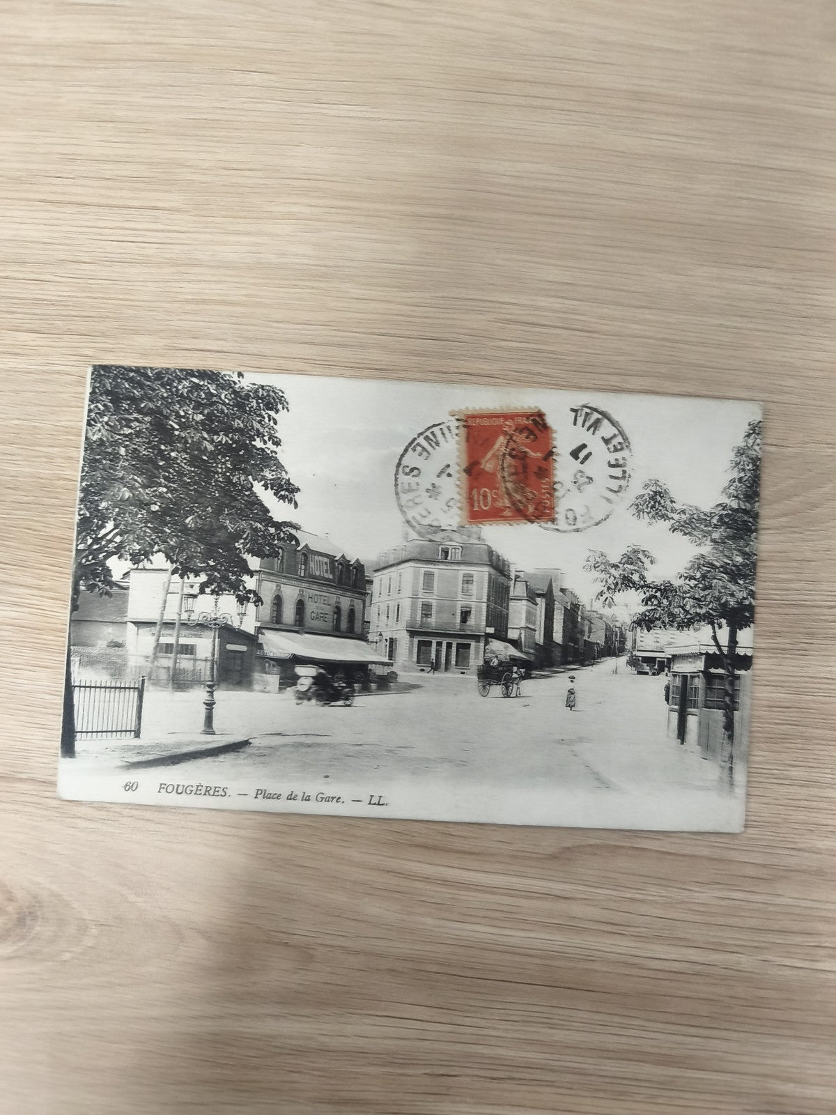 Ancienne carte postale FOUGÈRES Place de la Gare LL timbre oblitéré vintage