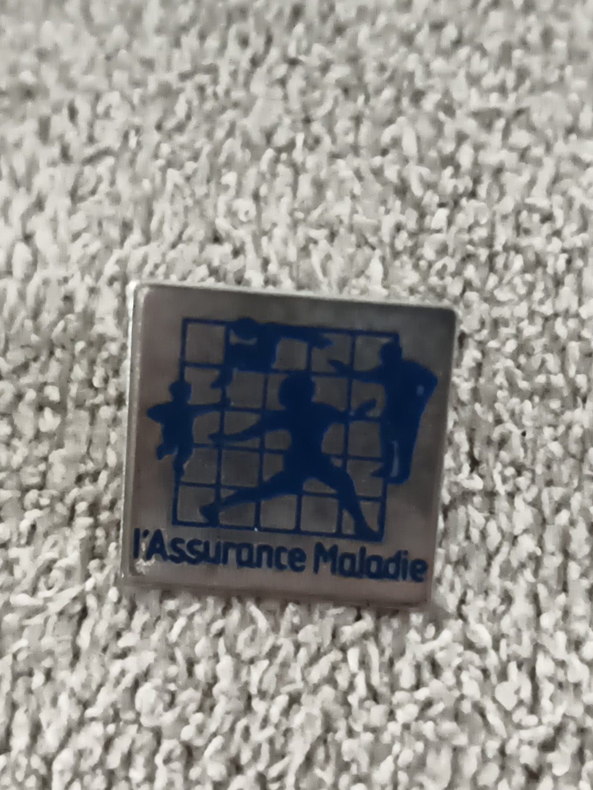 Pin's vintage l'Assurance Maladie logo bleu, badge ancien santé, années 90 (Ref