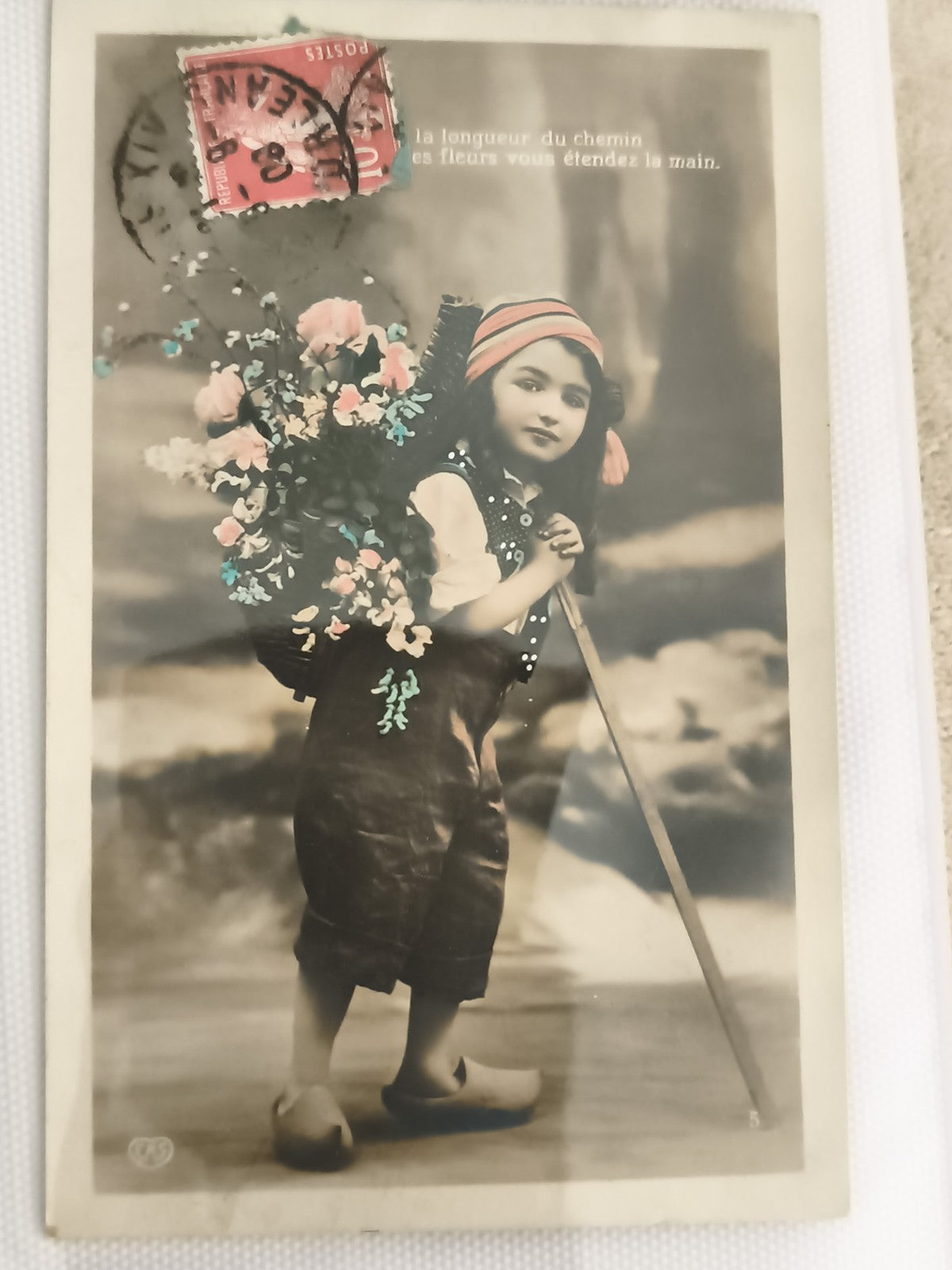 Carte postale ancienne enfant fleurs costume colorisé CPA vintage