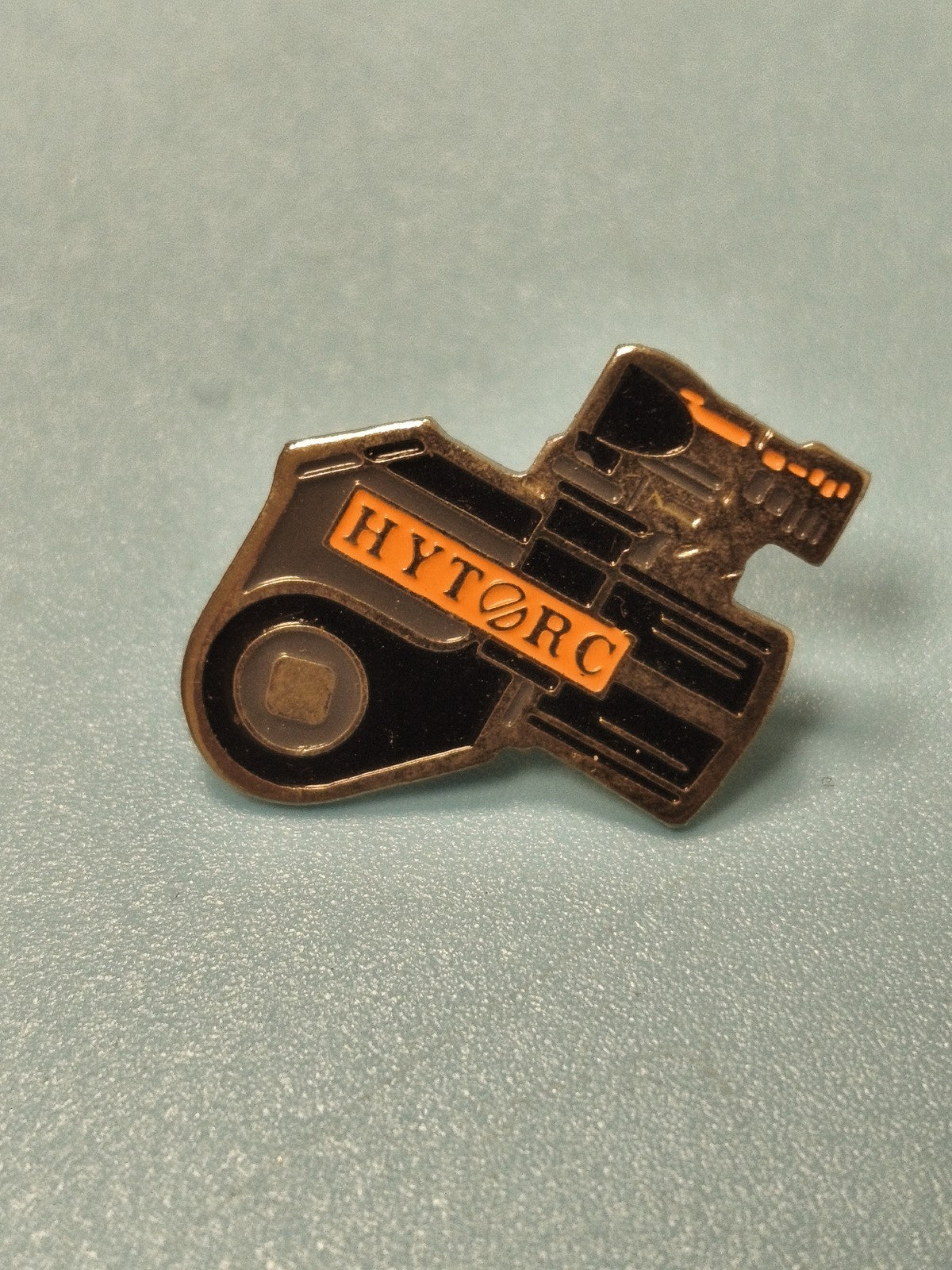 Vintage pin's HYTORC outil industriel noir et orange collection (Ref 19)