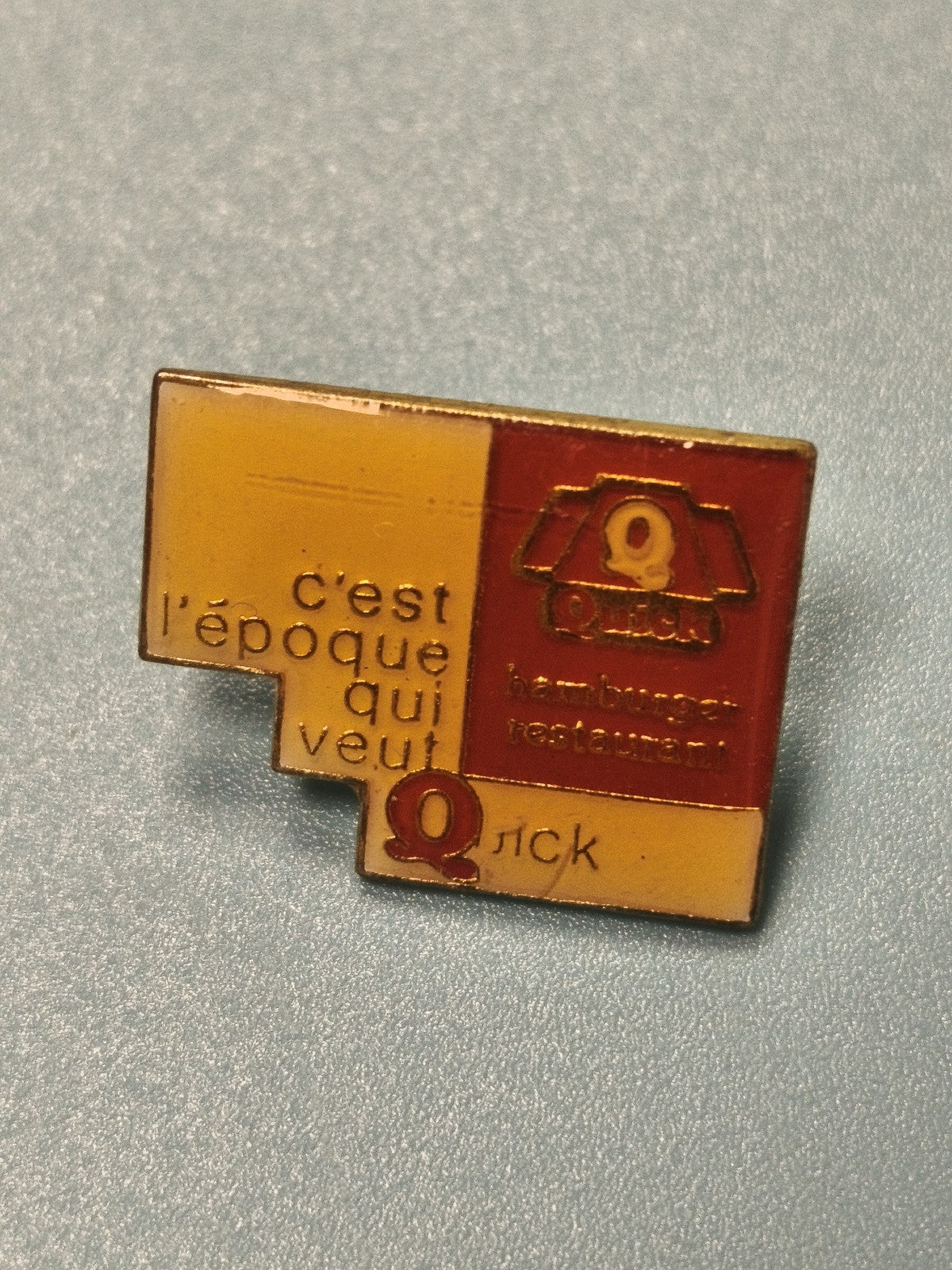 Pin's vintage Quick ancien, logo hamburger, jaune rouge, slogan, collection