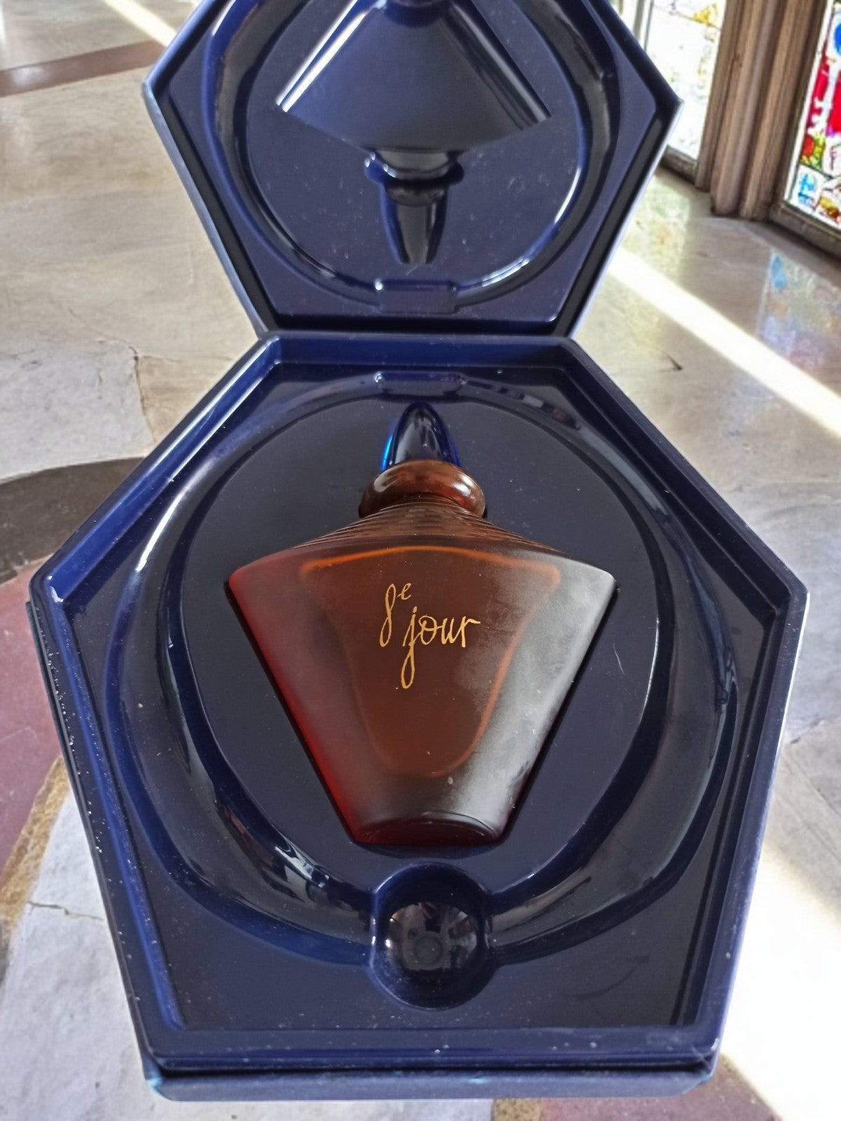 Coffret parfum vintage Le 8e Jour flacon ambré, écrin hexagonal bleu