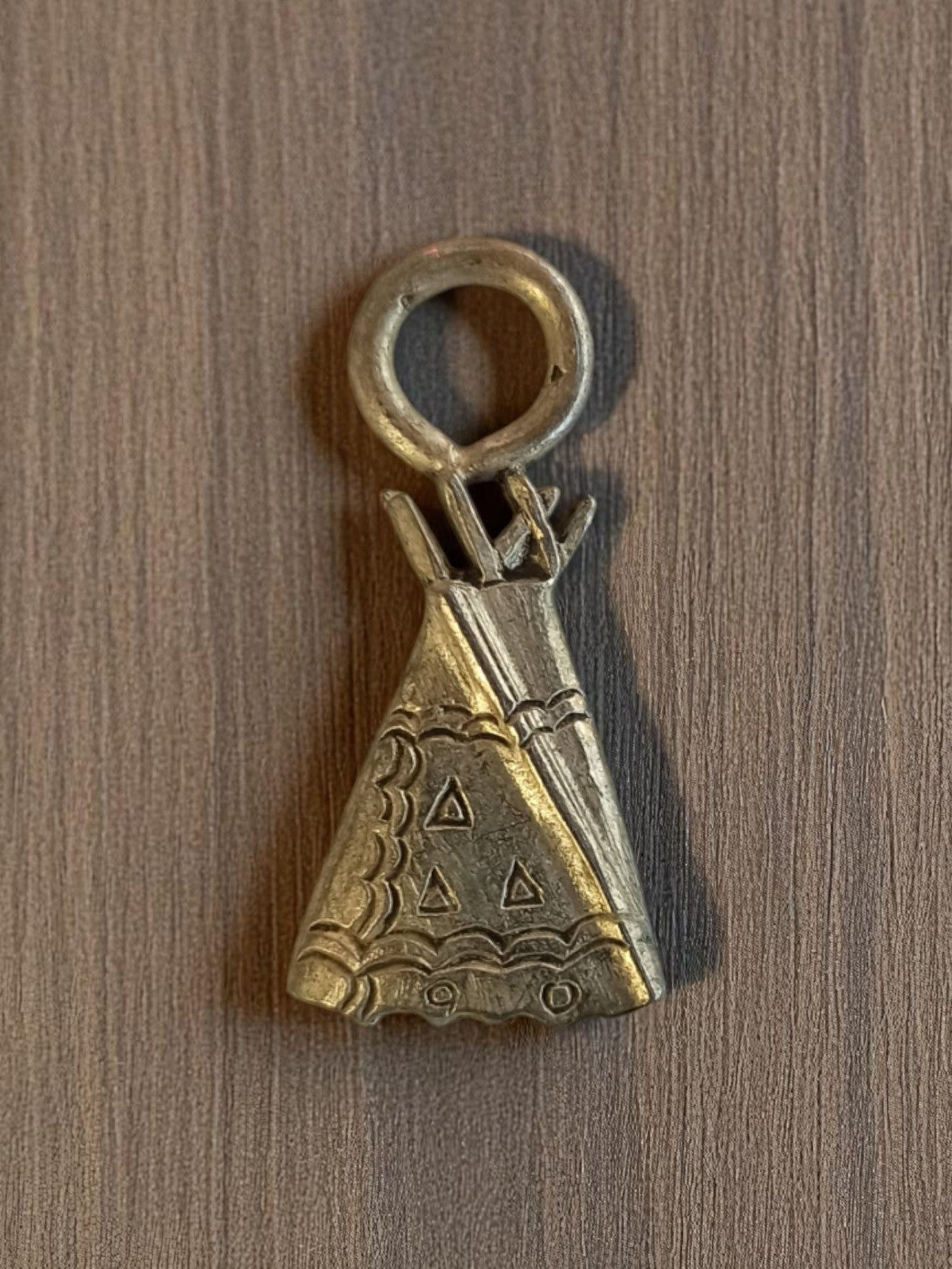Pendentif vintage métal tipi motif ethnique années 50 bijou ancien