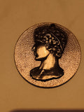 Médaille profil antique finition métallique, relief tête laurée, style classique