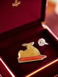 Pin's publicitaire vintage Affûtage Varois édition limitée, logo vache dorée