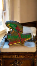 Pin's vintage Marius Ferrat perroquet, aspect doré, Fleurit la vie