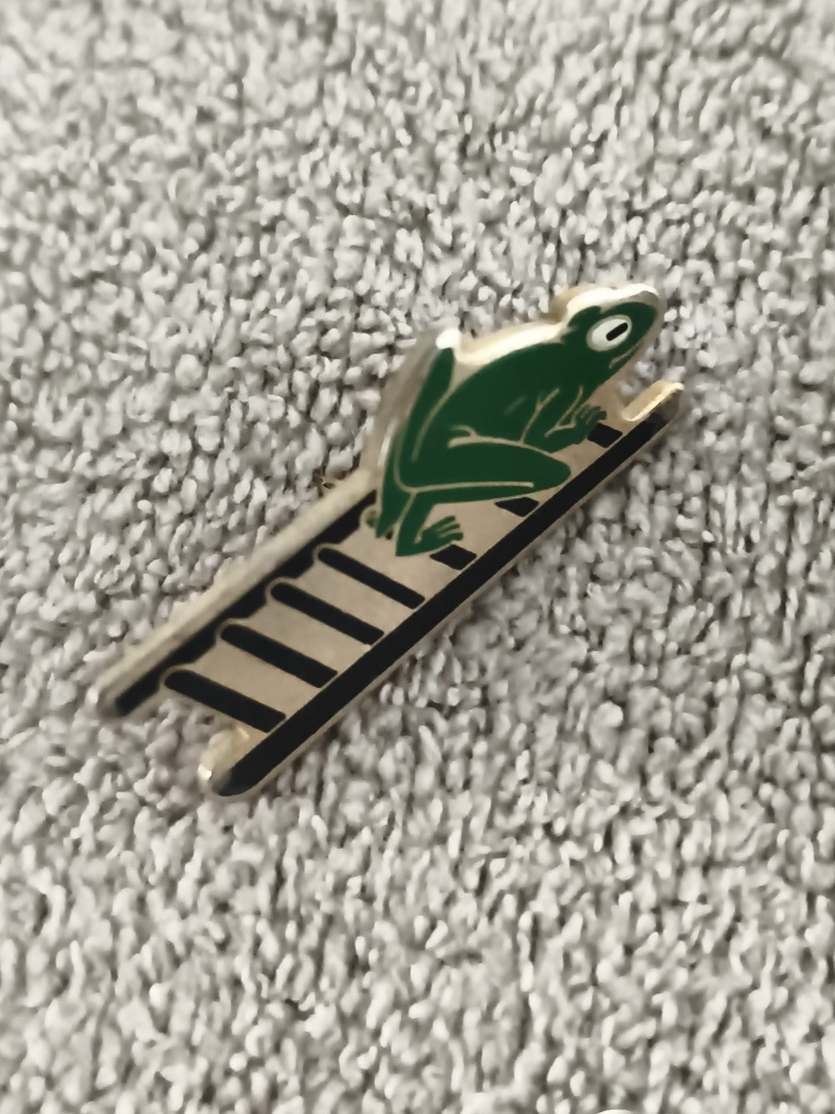 Pin's vintage grenouille sur échelle, badge ancien, émaillé, motif animalier (Re