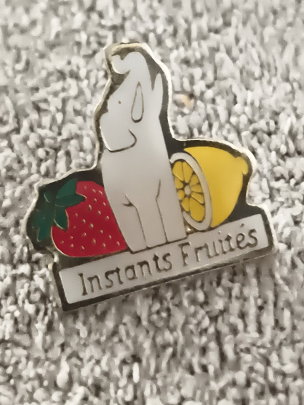 Pin's vintage Instants Fruités vache fraise citron émaillé badge publicitaire