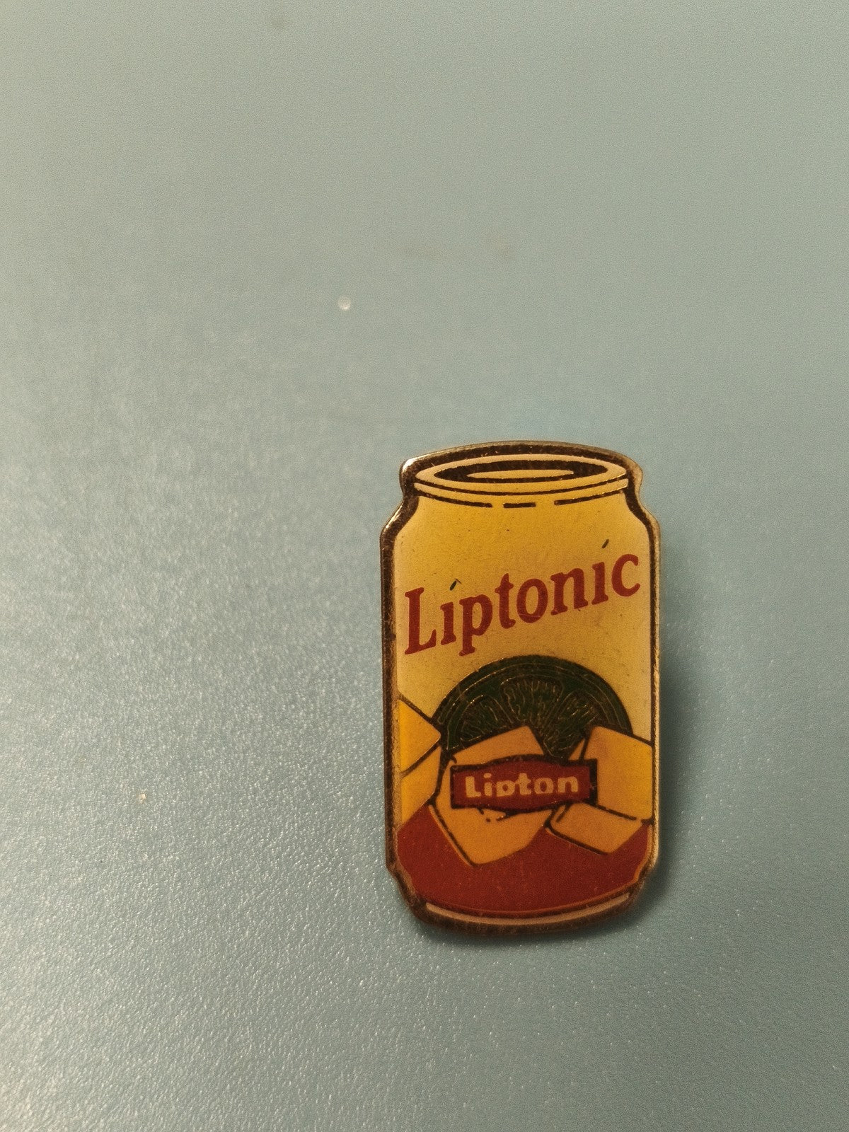 Vintage pin's Liptonic boisson canette jaune collection publicitaire rare