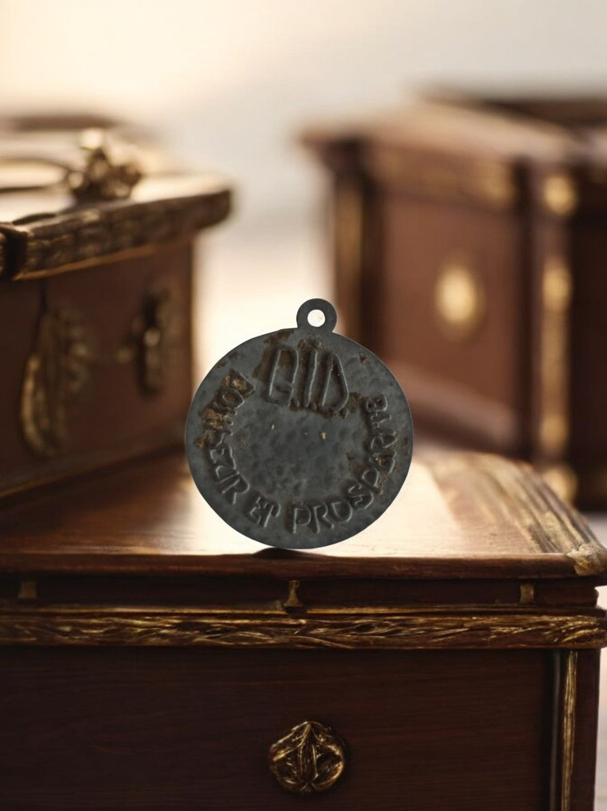 Médaille ancienne Bonheur et Prospérité porte-bonheur vintage aspect martelé