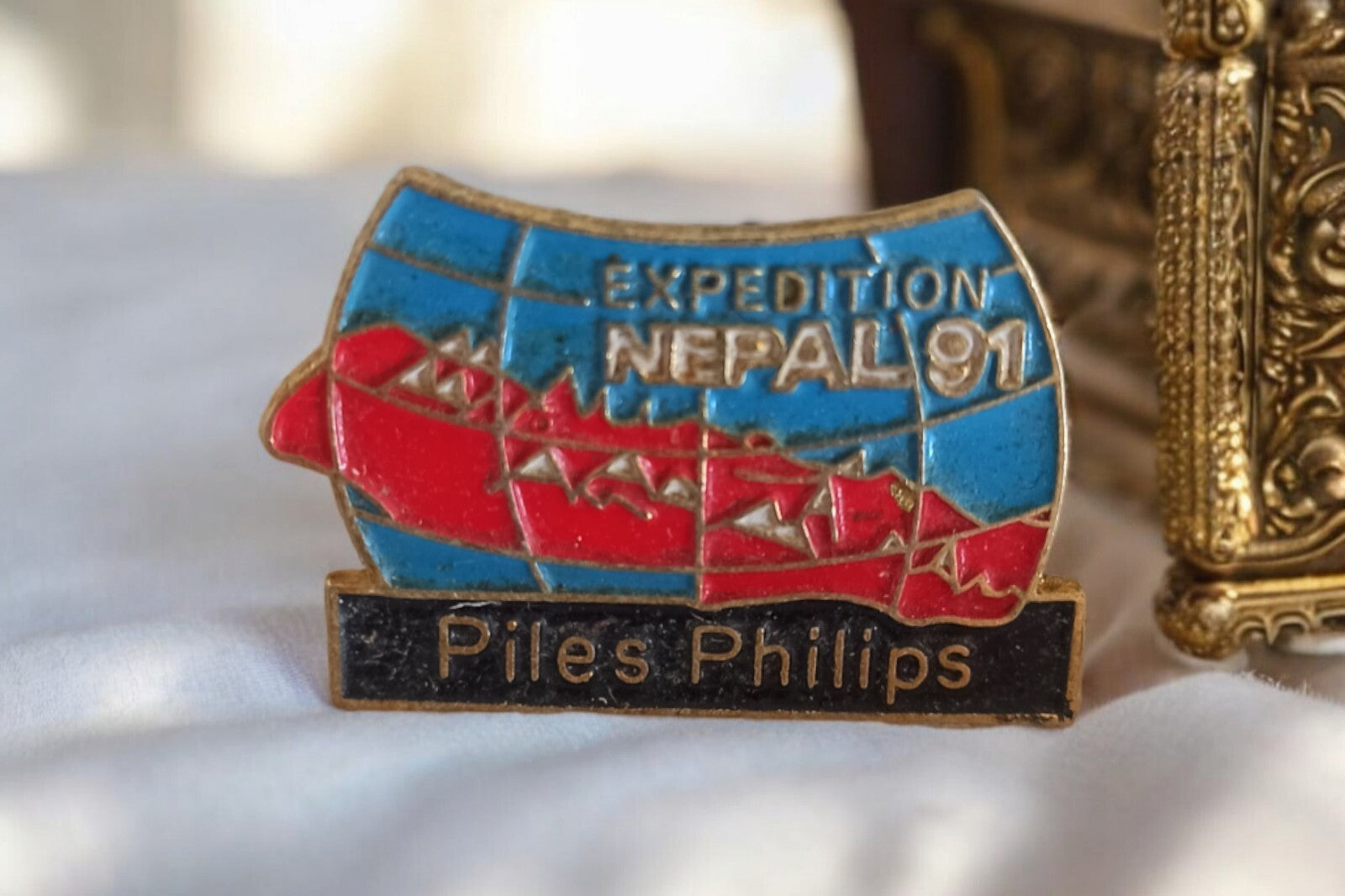 Pin's Expédition Népal 1991 Piles Philips vintage badge montagne