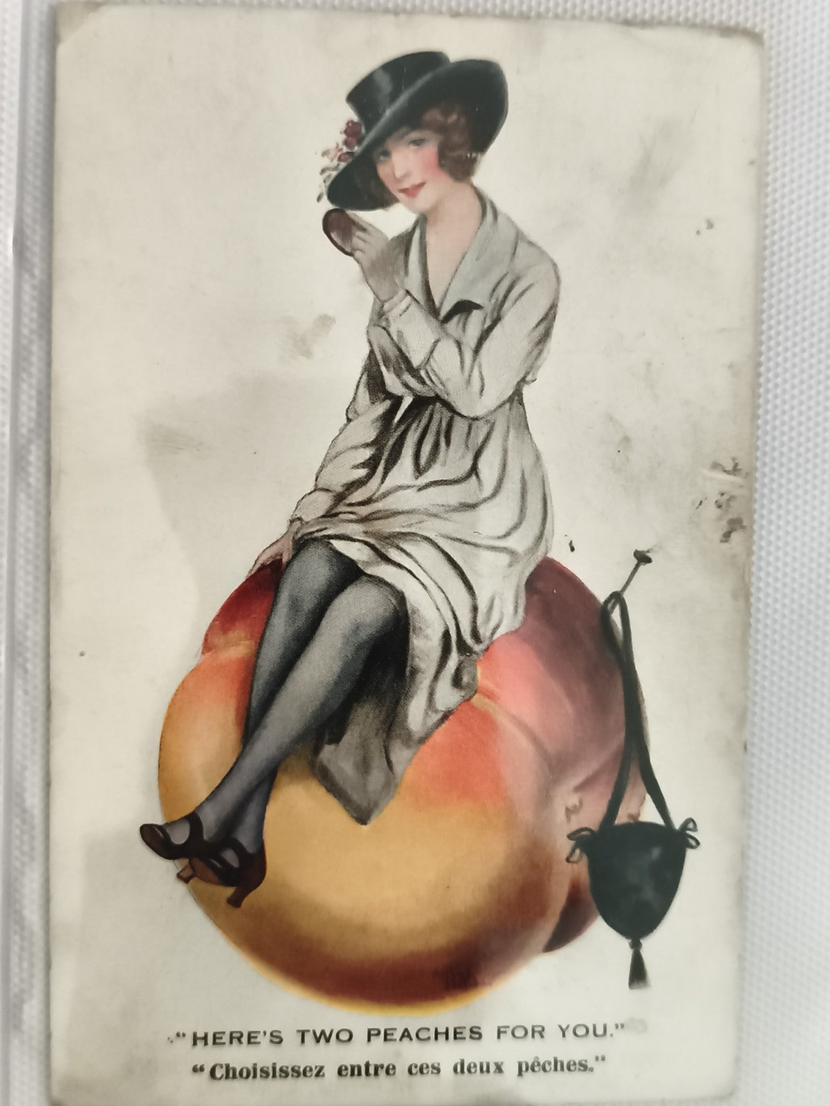 Carte postale ancienne CPA femme élégante chapeau années 1910-20 humour pêches