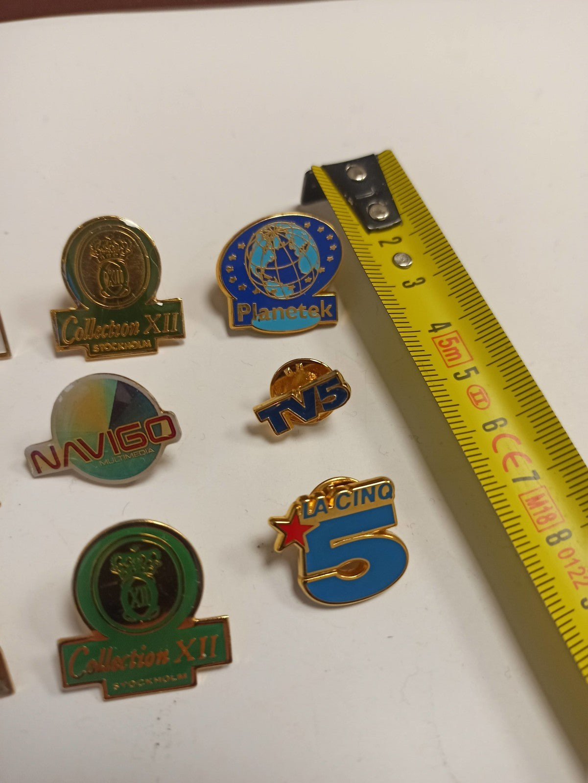 Lot 10 pin's publicitaires vintage émaillés TV5 La Cinq Collection XII années 90