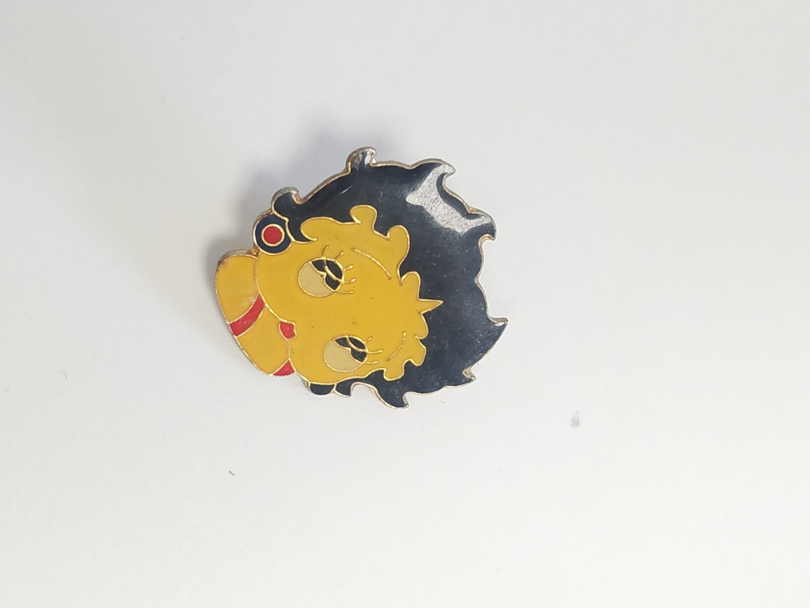 Pin's ancien Betty Boop rétro, badge vintage collection dessin animé pop culture