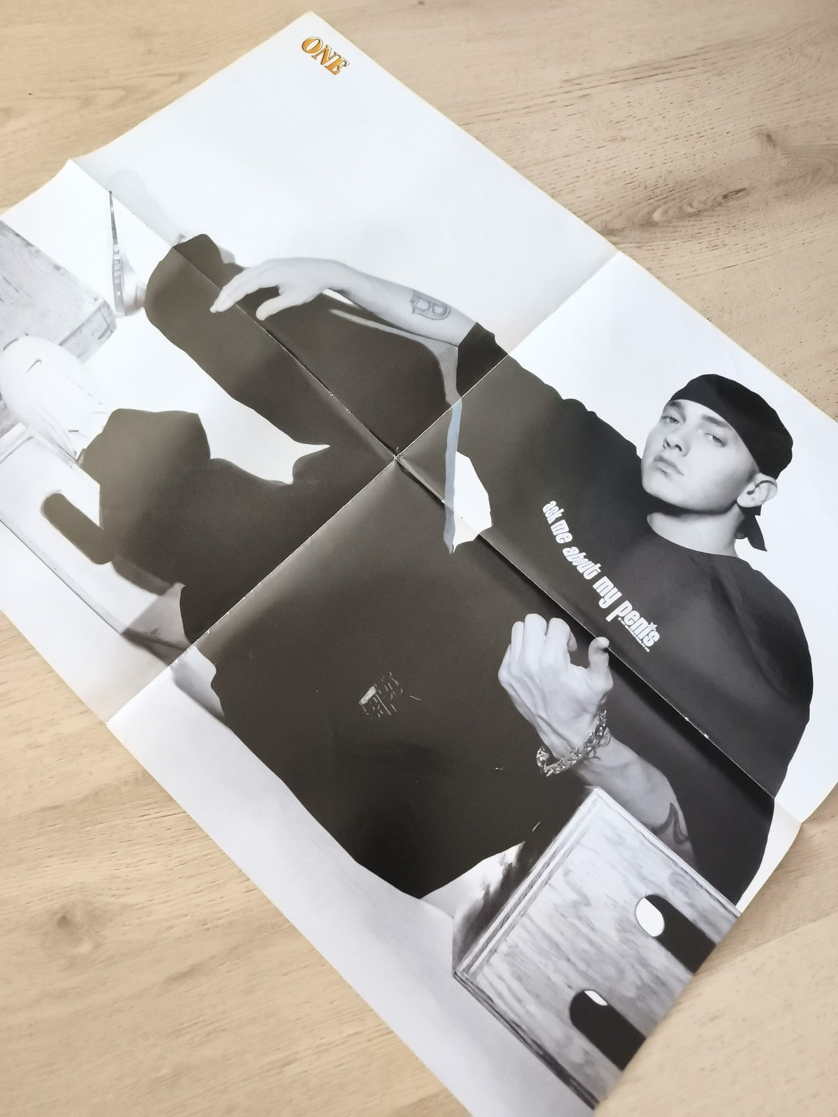 Poster Eminem magazine ONE, photo noir et blanc, rap US, plié