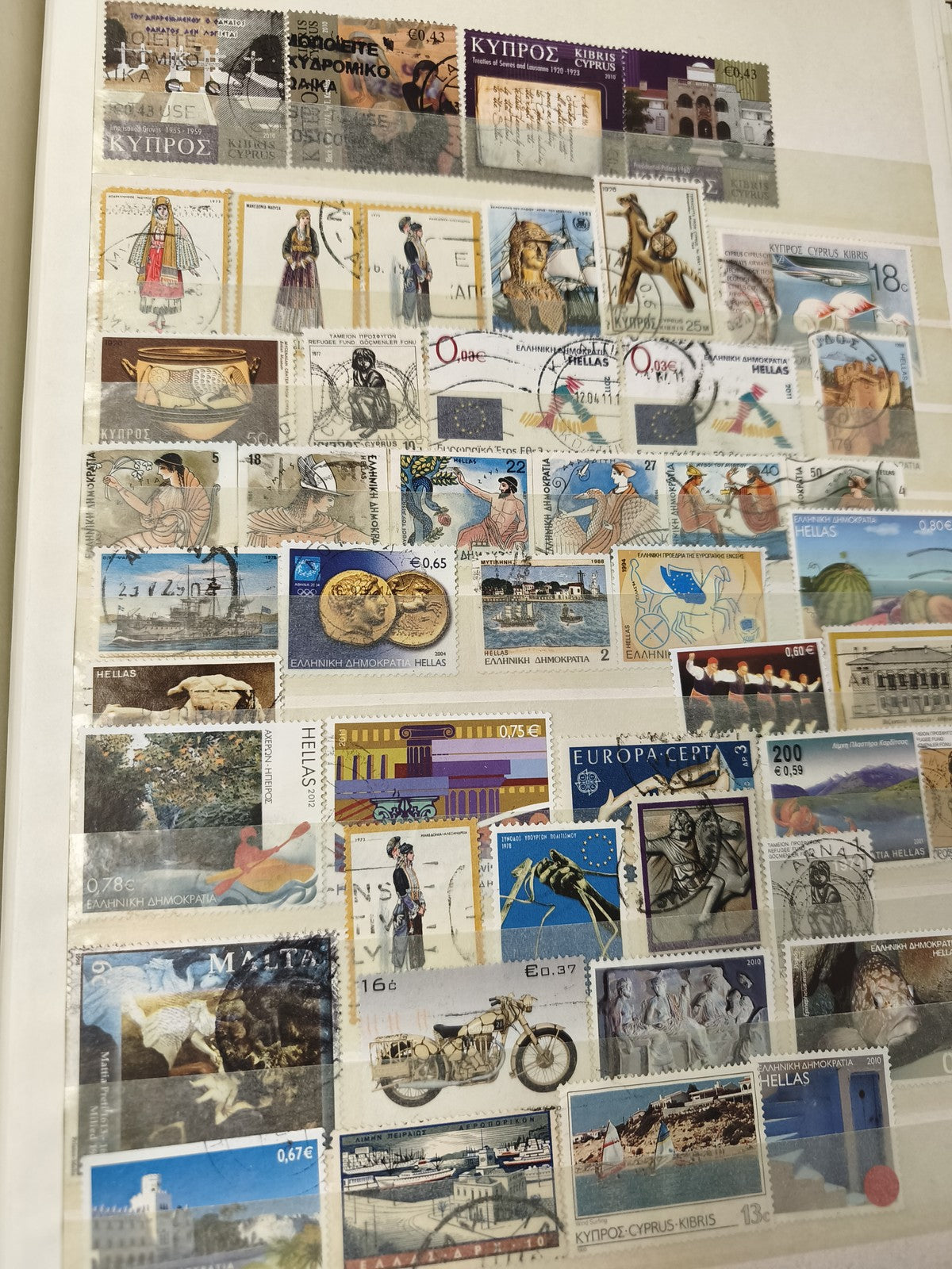Lot timbres oblitérés Grèce Chypre Malte thèmes variés costumes moto paysages