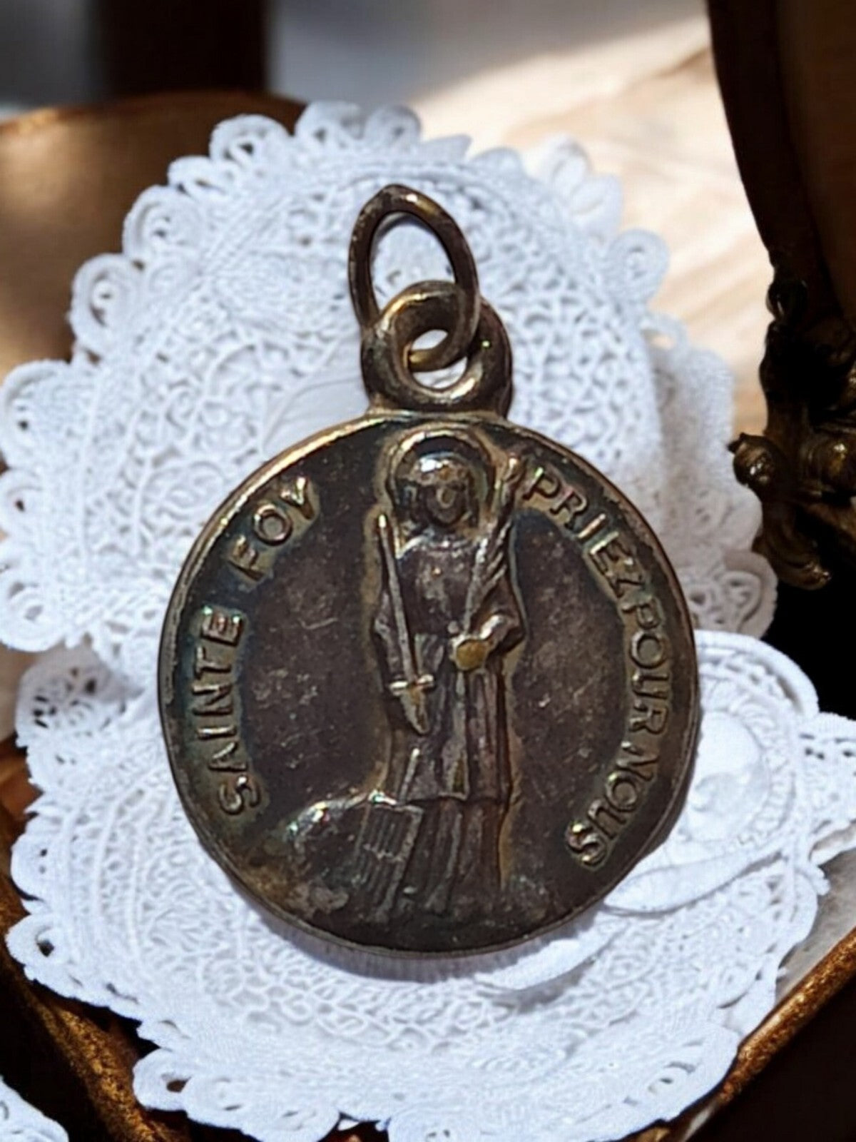 Médaille religieuse ancienne Sainte Foy priez pour nous aspect bronze