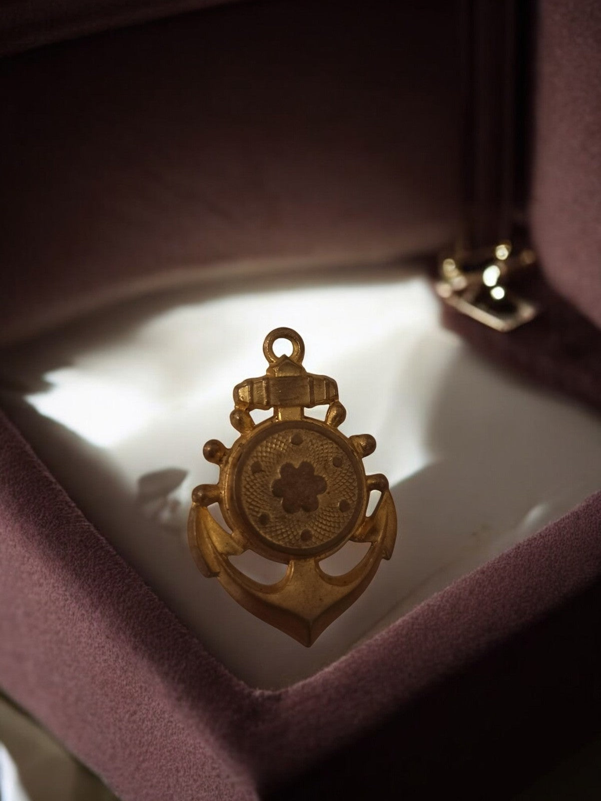 Pendentif ancien ancre marine plaqué or, bijou vintage rétro motif floral