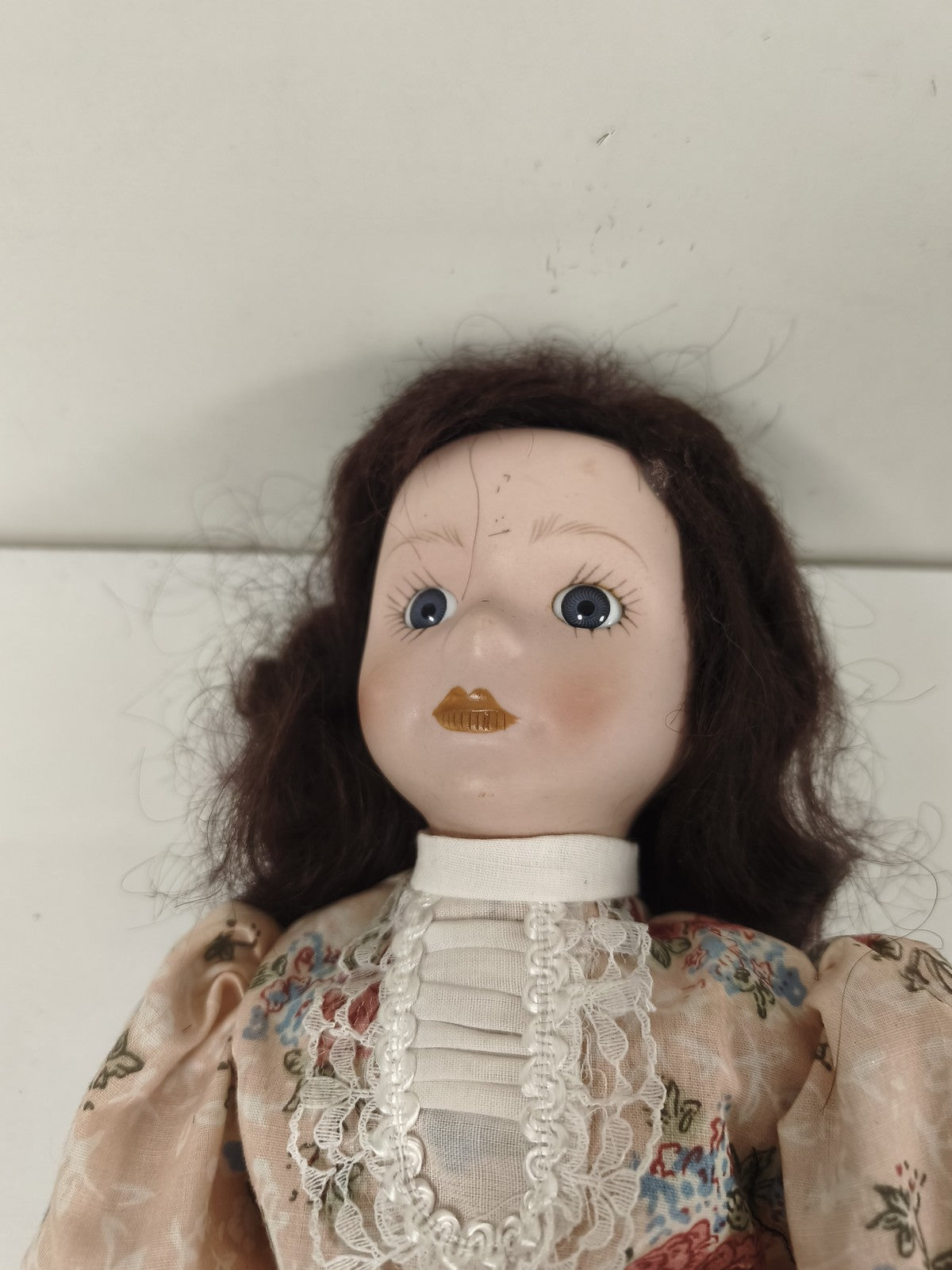 Poupée ancienne en tissu, robe fleurie, dentelle, yeux bleus, cheveux bruns