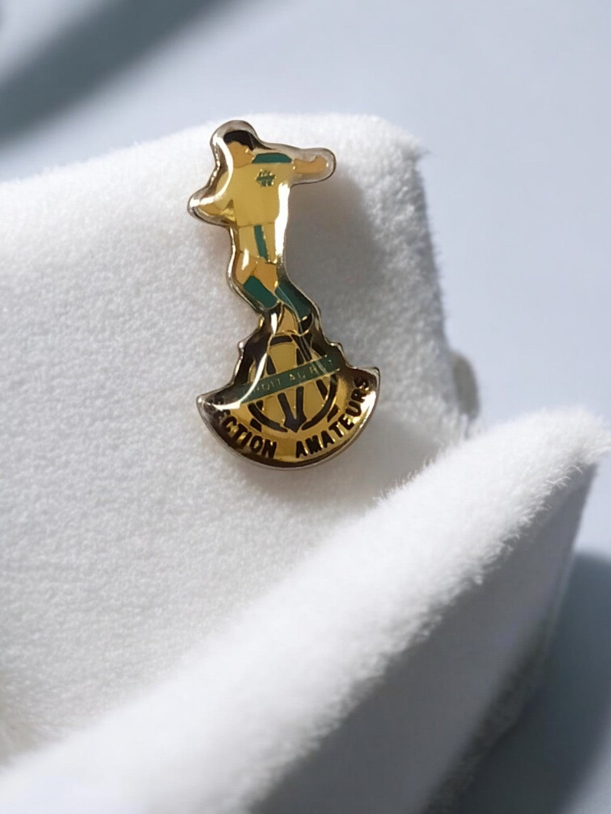 Pin's Olympique de Marseille vintage, badge OM Section Amateur ancien football