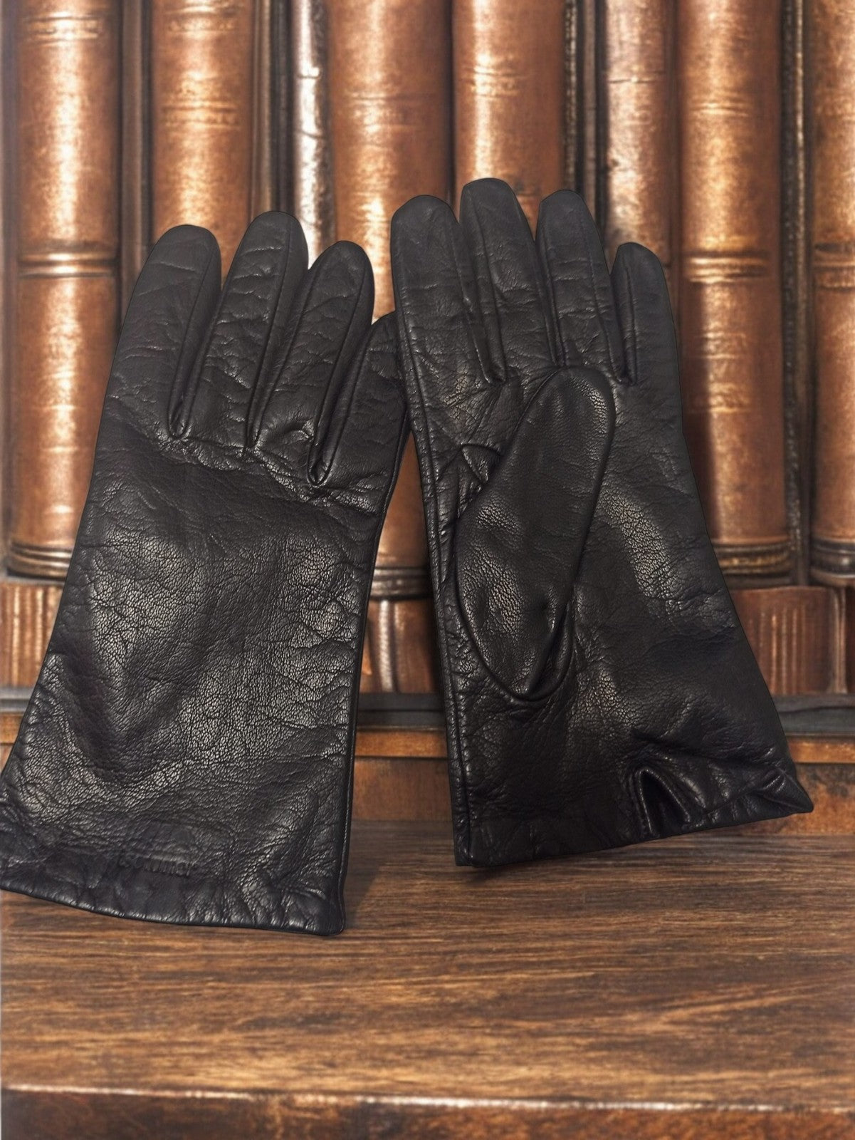 Paire de gants cuir noir vintage, accessoire ancien rétro élégant