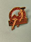 Vintage pin's publicitaire Quelle pin-up rouge, collection rétro (Ref 19)