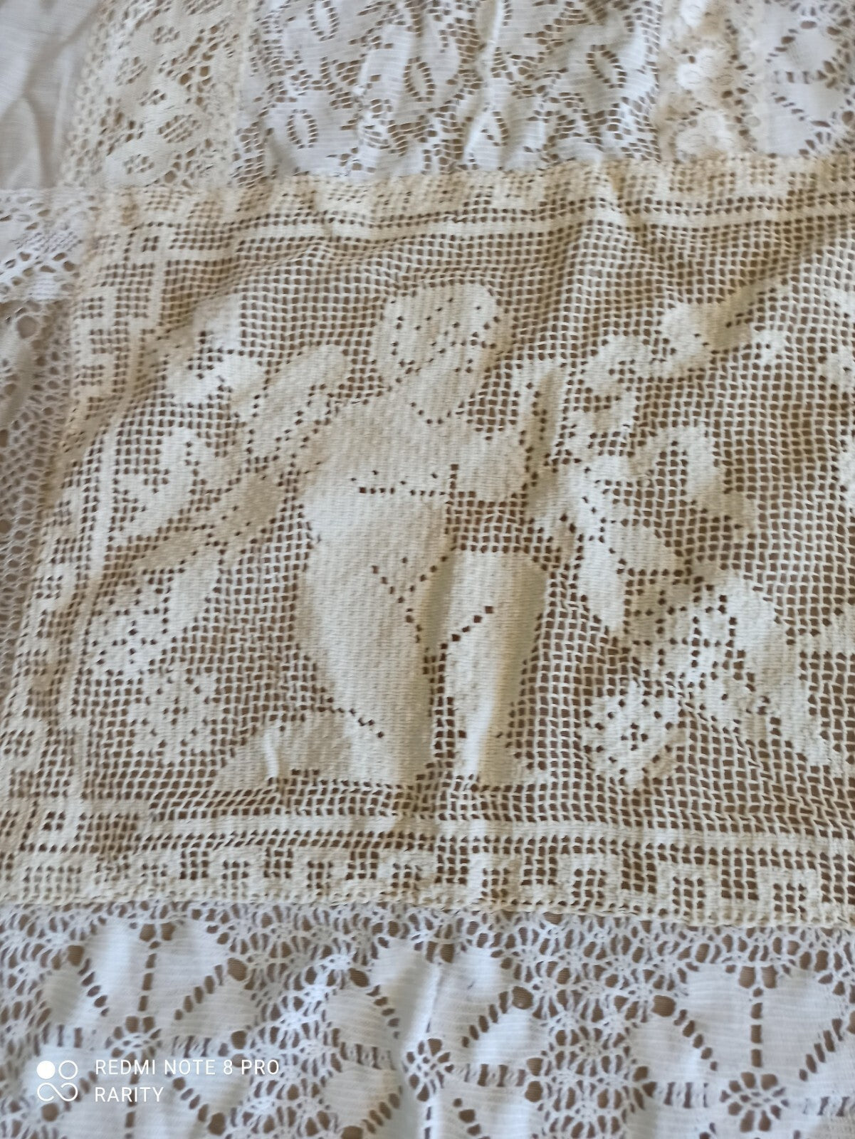 Tapis brodé dentelle motifs anges religieux XIXe décor floral 210x190 cm
