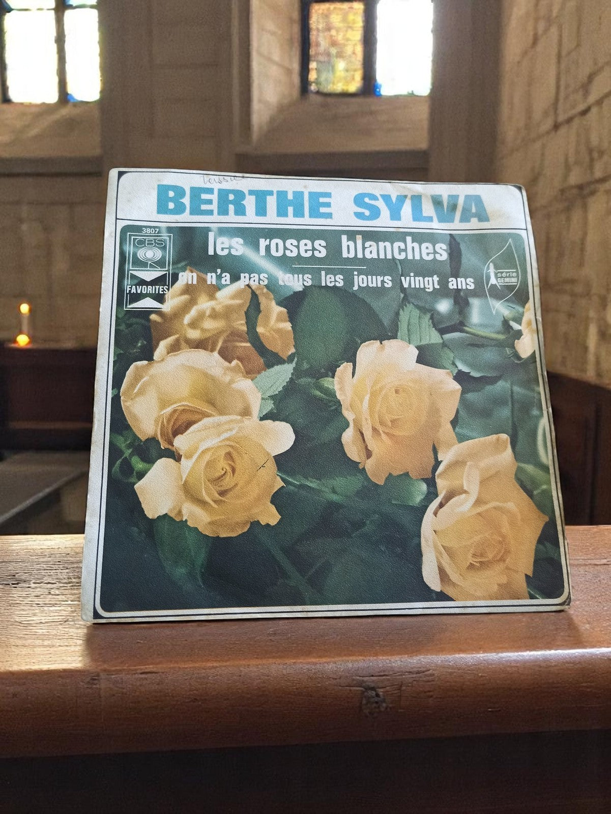 Vinyle 45 tours Berthe Sylva Les Roses Blanches vintage CBS pochette fleurie