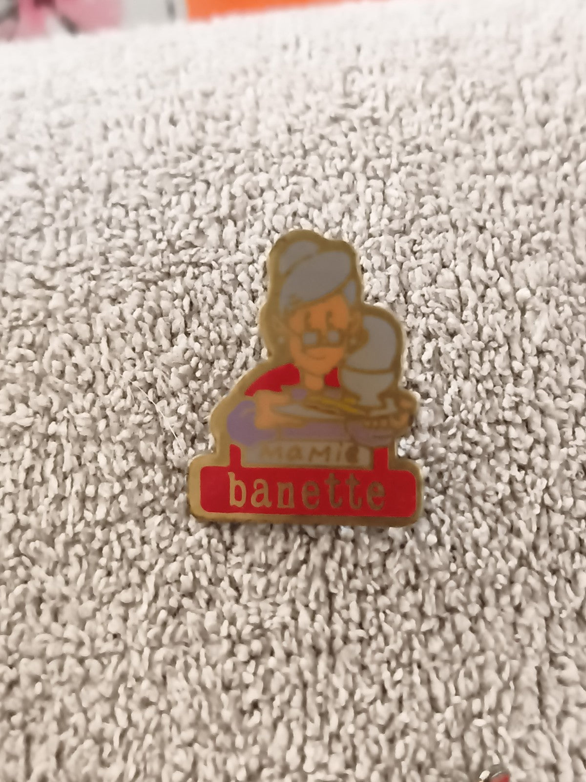 Pin's vintage Banette Mamie, badge boulangerie ancien, logo rouge (Ref 4)