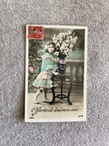 Carte postale ancienne colorisée fillette bouquet lys "Offertes de tout mon cœur