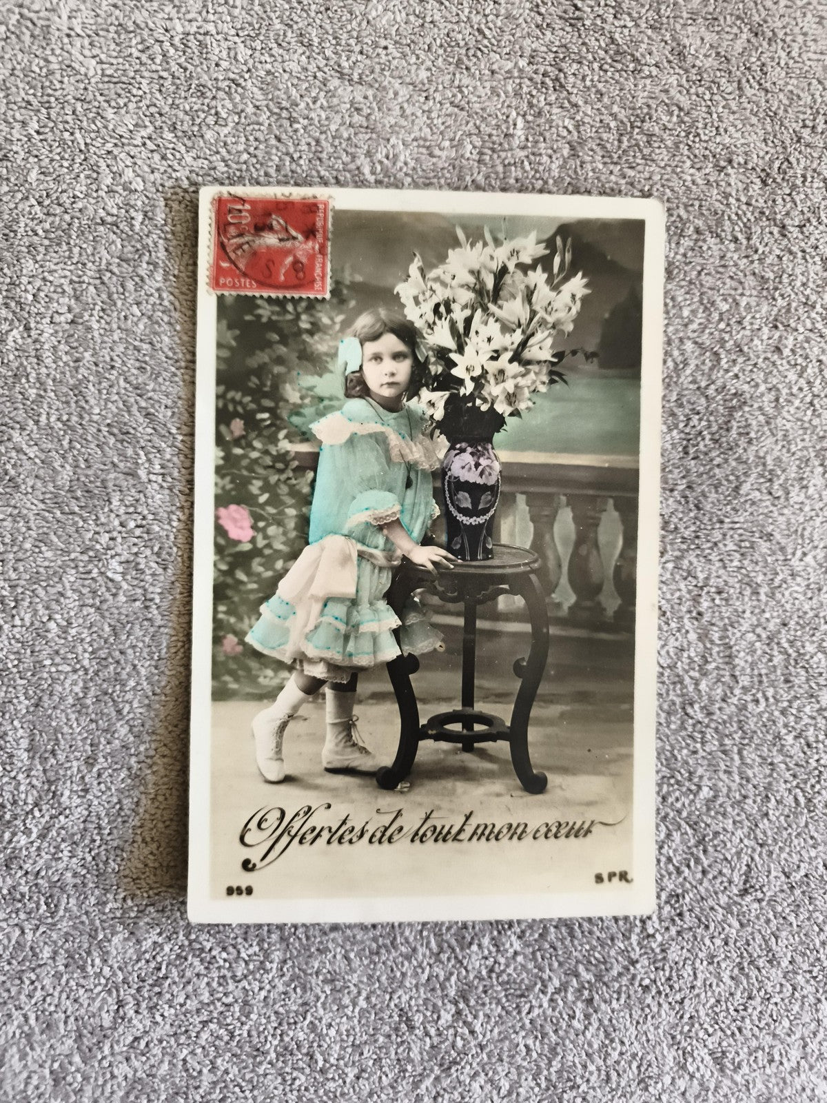 Carte postale ancienne colorisée fillette bouquet lys "Offertes de tout mon cœur