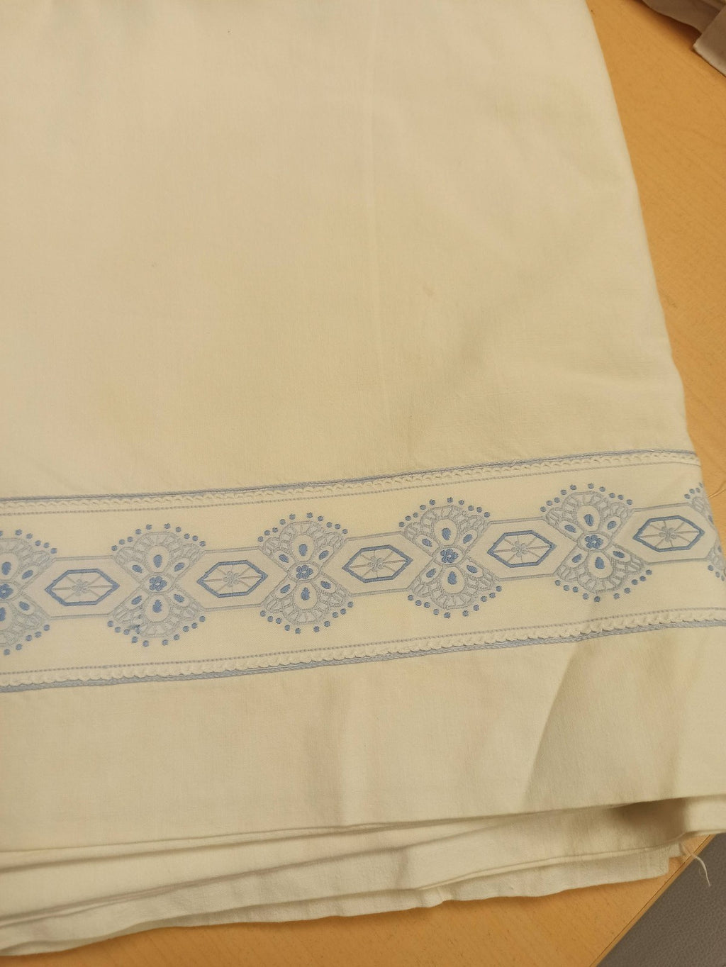 Rare drap de lit ancien brodé ancres fin XIXe vintage rétro collection linge