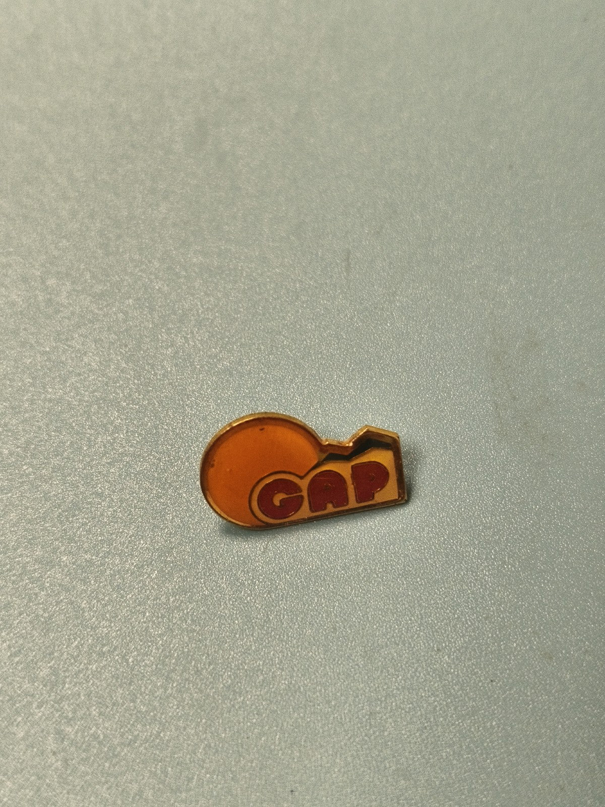 Vintage pin's GAP ancien - Forme sifflet orange et rouge collection (Ref 17)