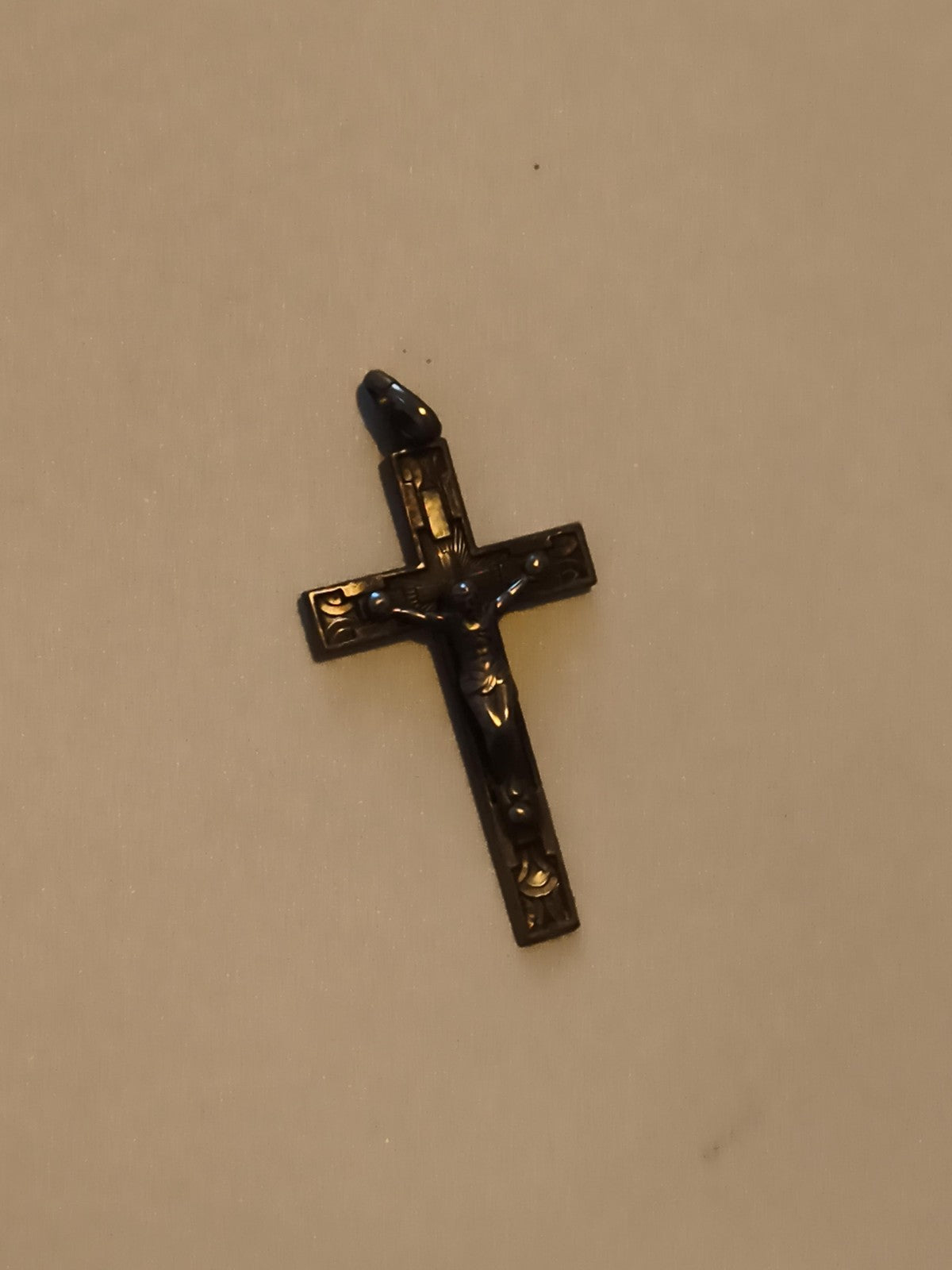 Petite croix ancienne crucifix pendentif religieux finition sombre