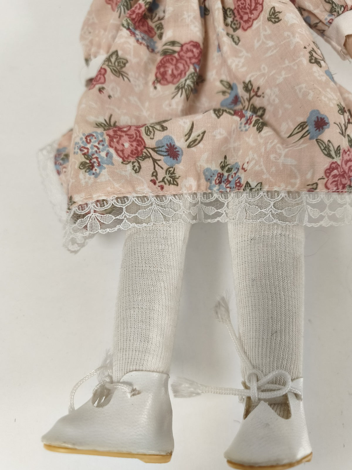 Poupée ancienne en tissu, robe fleurie, dentelle, yeux bleus, cheveux bruns