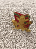 Pin's vintage cowboy drapeau rouge vert doré émail badge ancien (Ref 6)