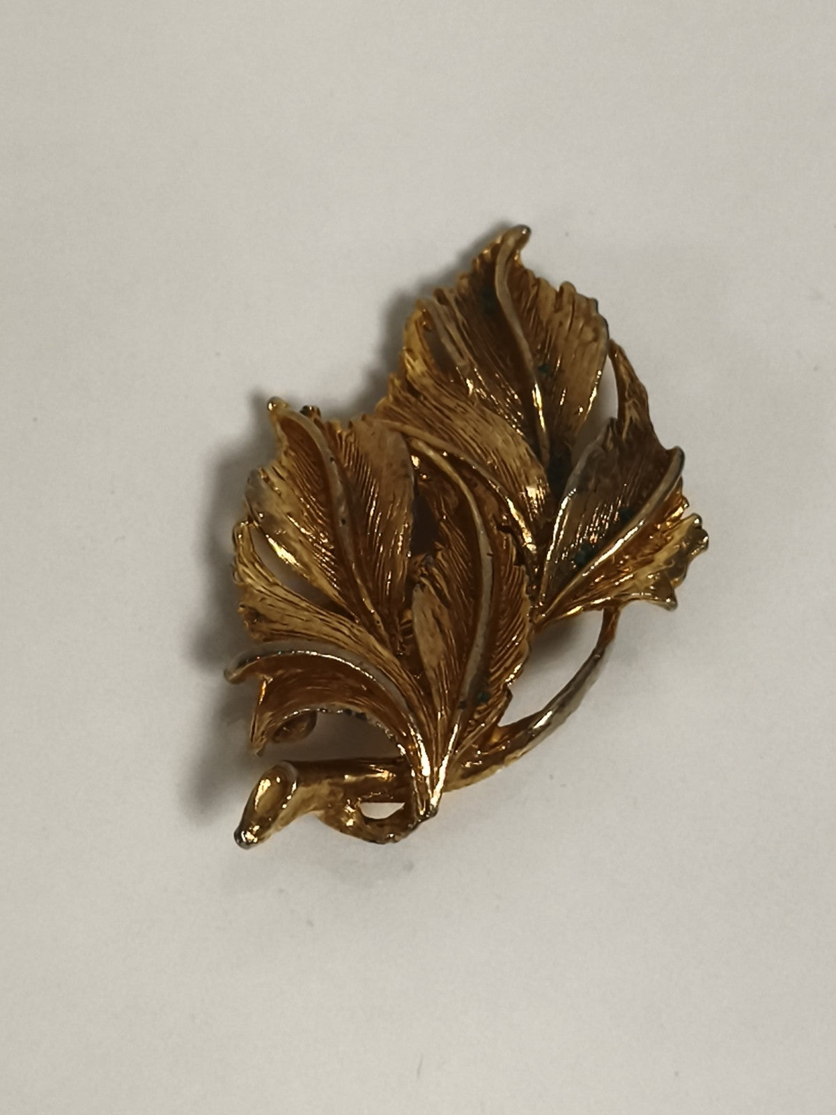 Broche ancienne feuille dorée relief vintage rétro bijou femme