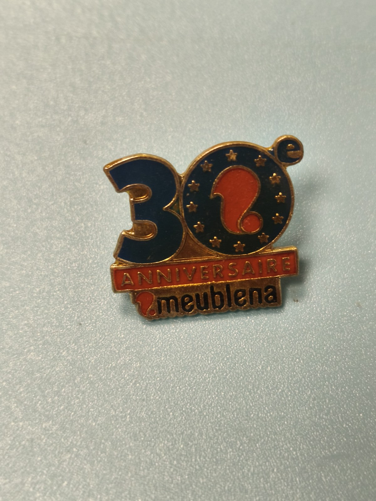 Pin's vintage Meublena 30e anniversaire, collection, bleu et rouge, occasion