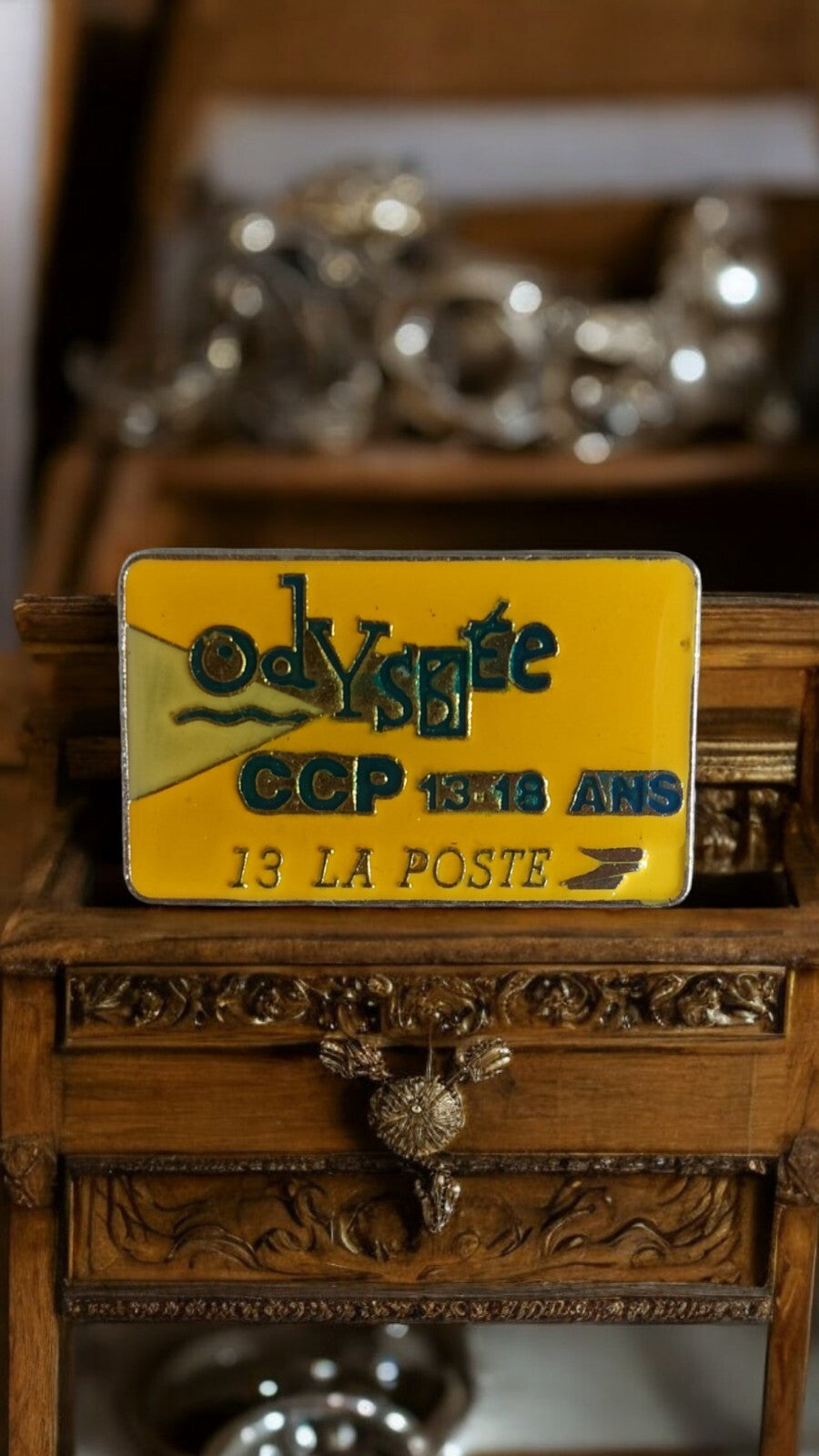 Pin's vintage La Poste Odyssée CCP 13-18 ans jaune émail ancien badge