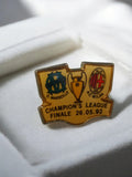 Pin's vintage OM Milan finale Ligue des Champions 1993 badge rétro football