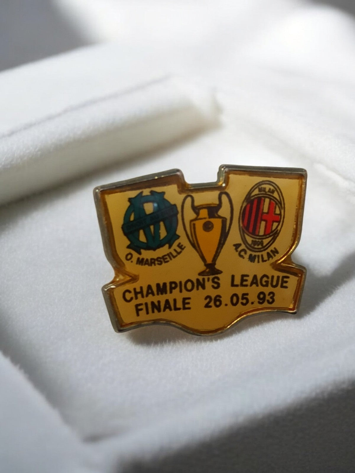 Pin's vintage OM Milan finale Ligue des Champions 1993 badge rétro football