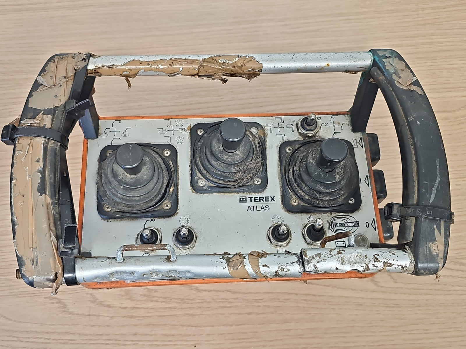 Télécommande grue Terex Atlas HBC Radiomatic manette joystick en l’état
