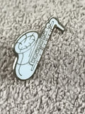 Pin's vintage saxophone bleu clair émaillé, badge musique années 80 (Ref 10)