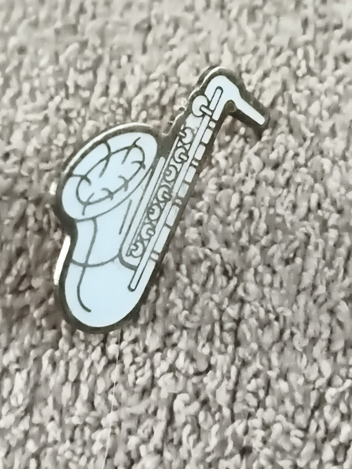 Pin's vintage saxophone bleu clair émaillé, badge musique années 80 (Ref 10)