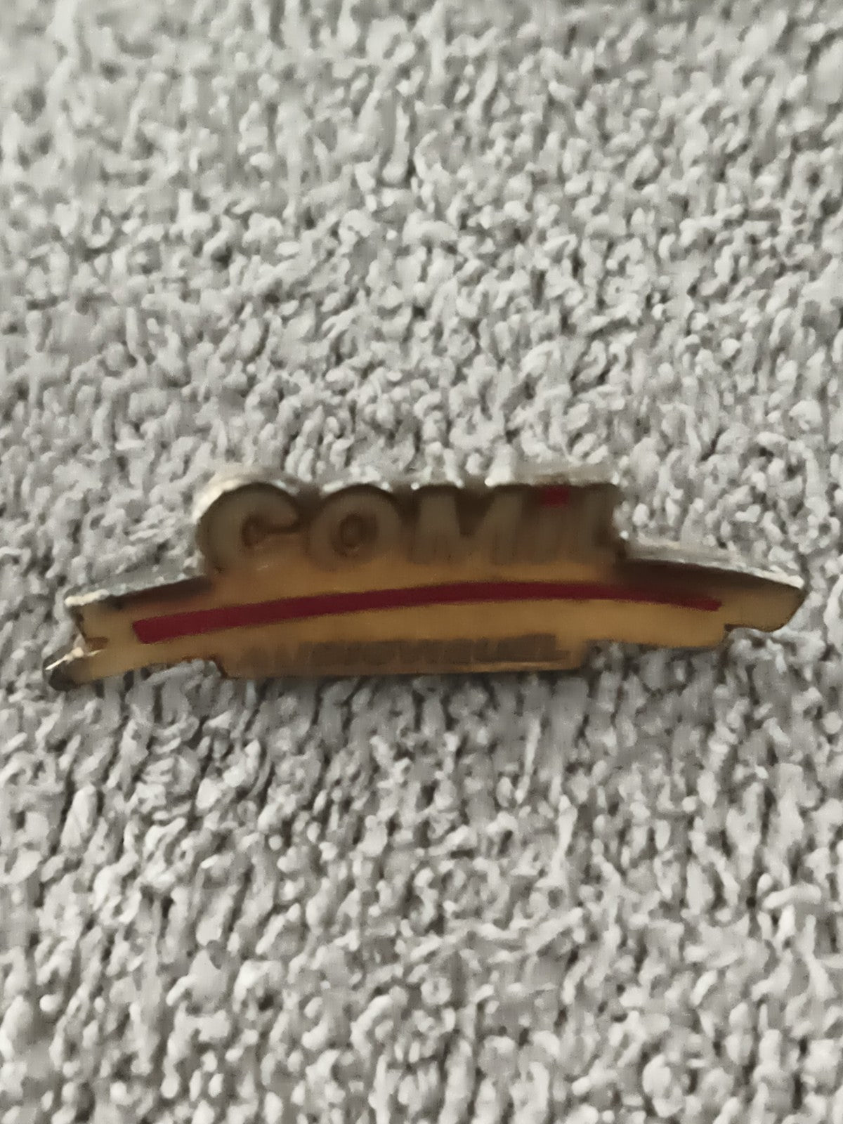 Pin's vintage COMIL silhouette bus jaune rouge ancien badge (Ref 9)