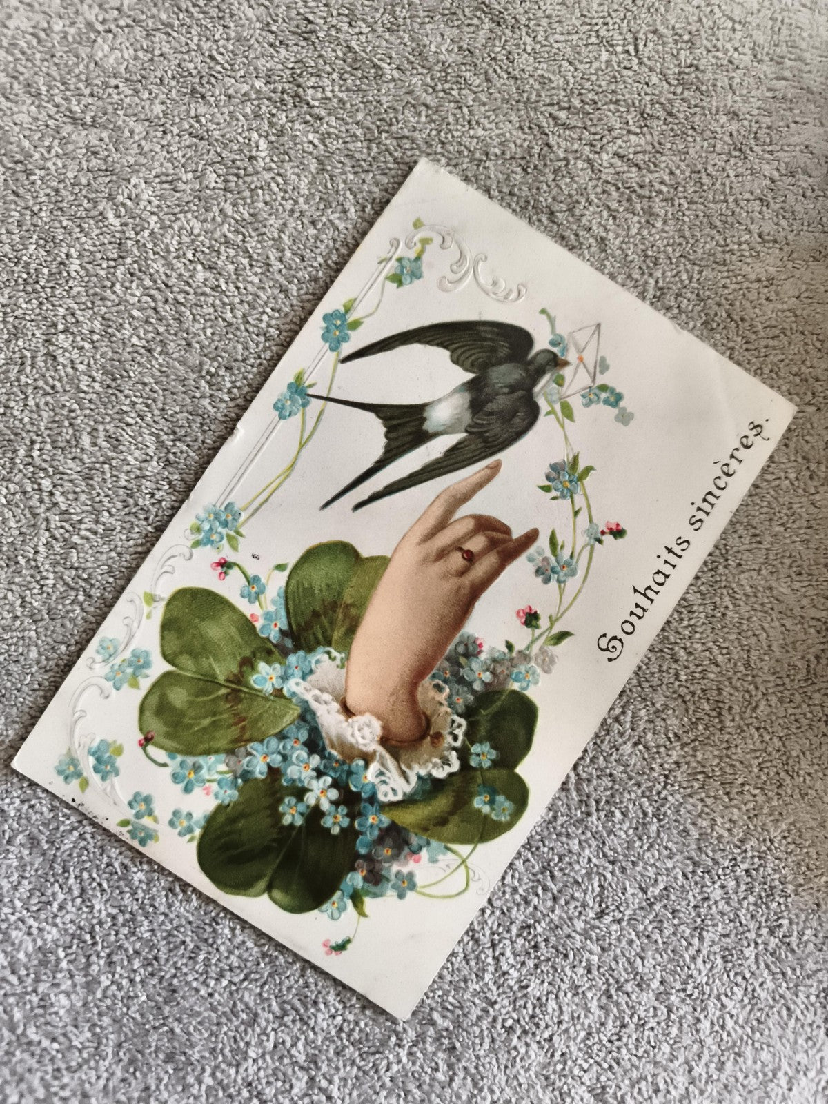 Carte postale illustrée CPA Souhaits sincères main hirondelle fleurs
