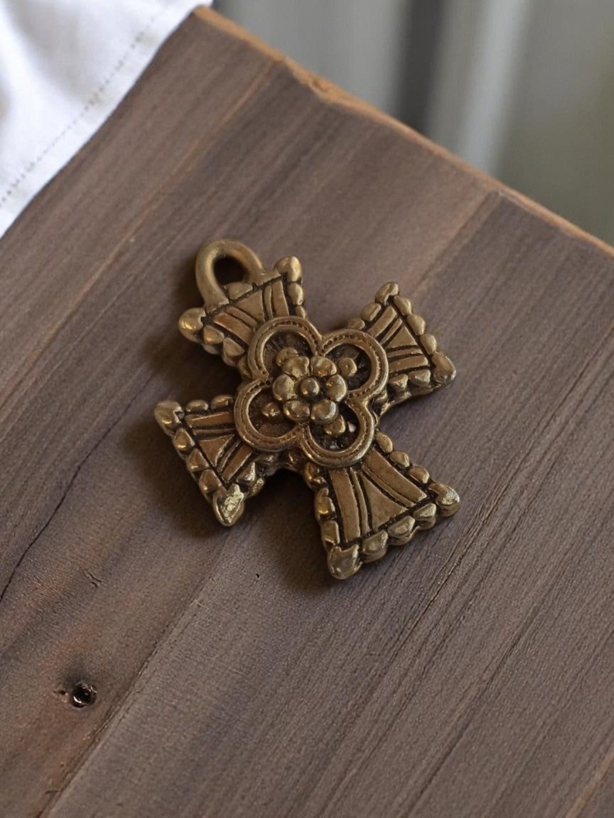 Pendentif croix vintage métal doré années 50 motif floral rétro